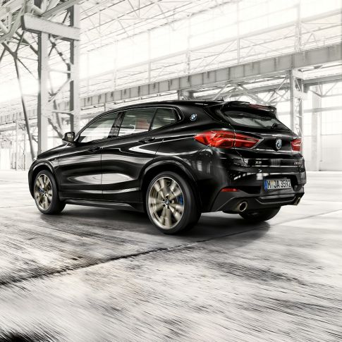 M rear spoiler BMW X2 M35i M rear spoiler BMW X2 M35i Sapphire Black metallic F39 three-quarter front view