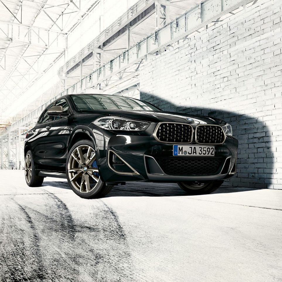 Double kidney grille BMW X2 M35i Double kidney grille BMW X2 M35i Sapphire Black metallic F39 three-quarter front view