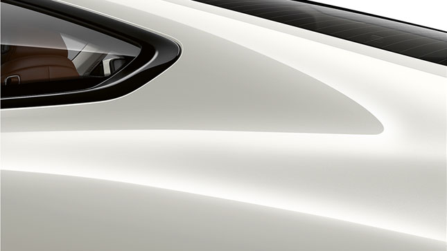 Close-up of the C pillar of the BMW 8 Series Coupé in Mineral White metallic.