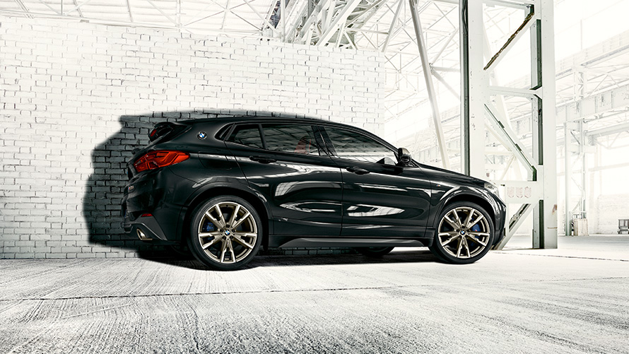 Side view BMW X2 M35i Sapphire Black metallic F39 