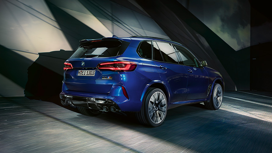 BMW X5 M Competition F95 2020 Marina Bay blue metallic three-quarter rear view