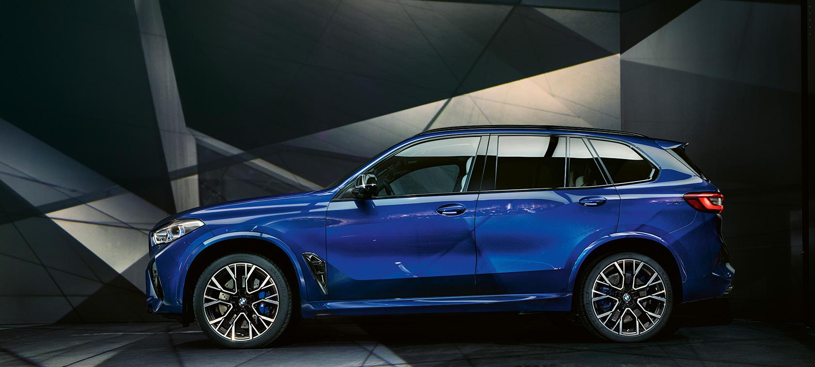BMW X5 M Competition side view BMW X5 M Competition Marina Bay Blue metallic F95 side view