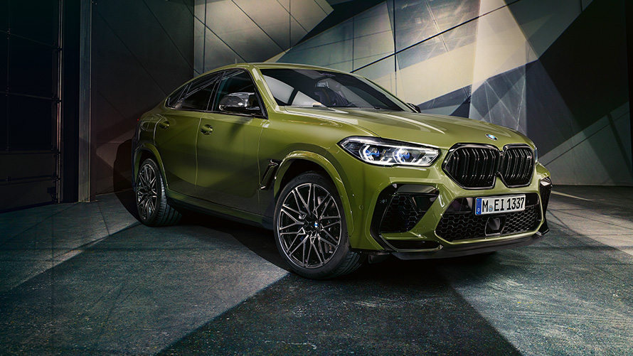 M double kidney grille BMW X6 M Competition F96 2020 SUV BMW Individual Special Paint Urban Green SUV three-quarter front view