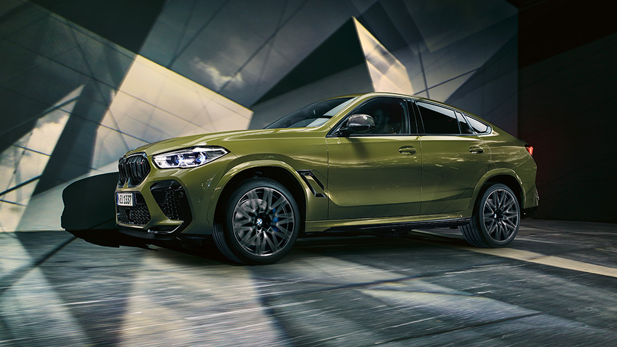 BMW X6 M Competition with M light alloy wheels F96 2020 SUV BMW Individual Special Paint Urban Green side view