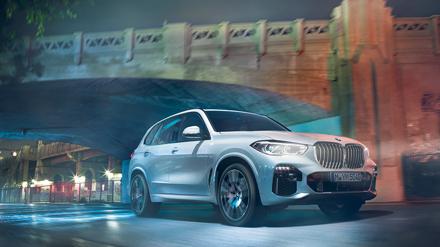 BMW X5 G05 2018 Mineral White metallic three-quarter front view driving at night