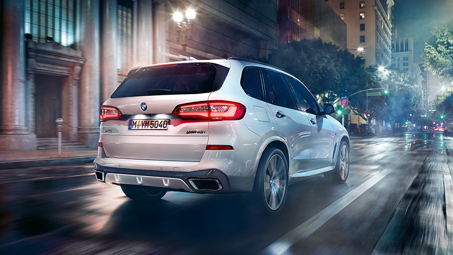 BMW X5 G05 2018 Mineral White metallic three-quarter rear view driving