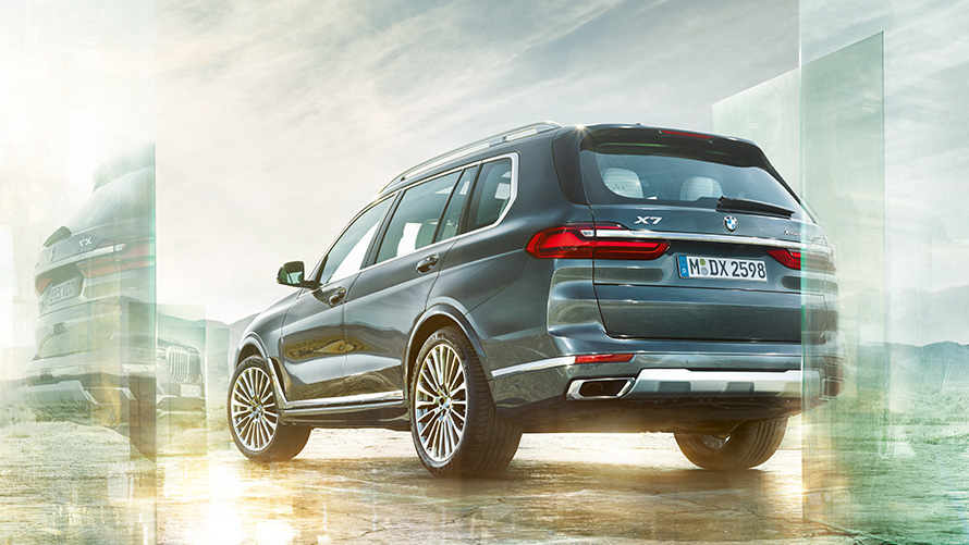 BMW X7 in Arctic Grey from three-quarter rear perspective in front of desert landscape, G07 2019
