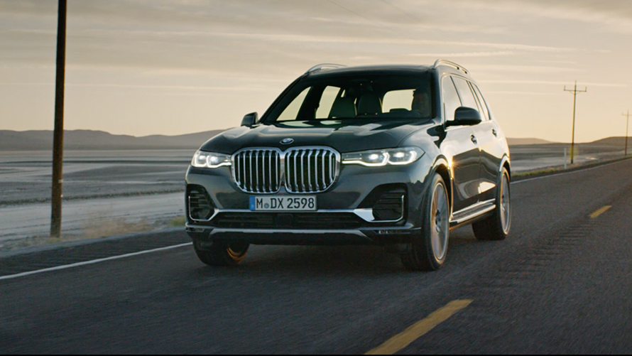 BMW X7 in the three-quarter front view in front of the desert background