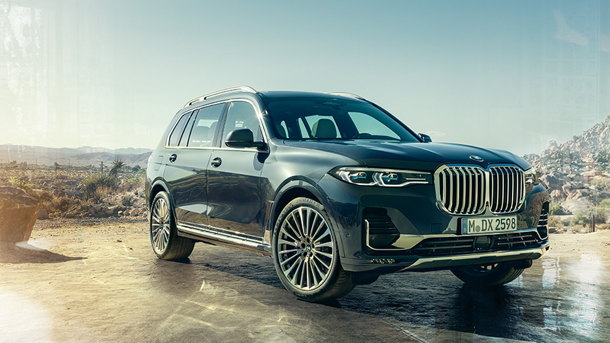 BMW X7 in Arctic Grey, exterior, three-quarter front view in front of desert background, G07 2019
