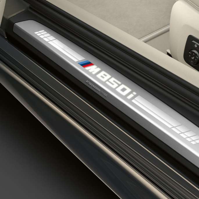 BMW M850i xDrive, Dravit Grey metallic, entry door sill.