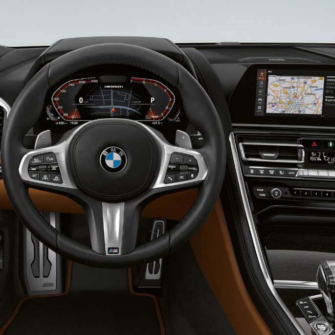 BMW M850i xDrive, Mineral White metallic, Cockpit with M leather steering wheel.