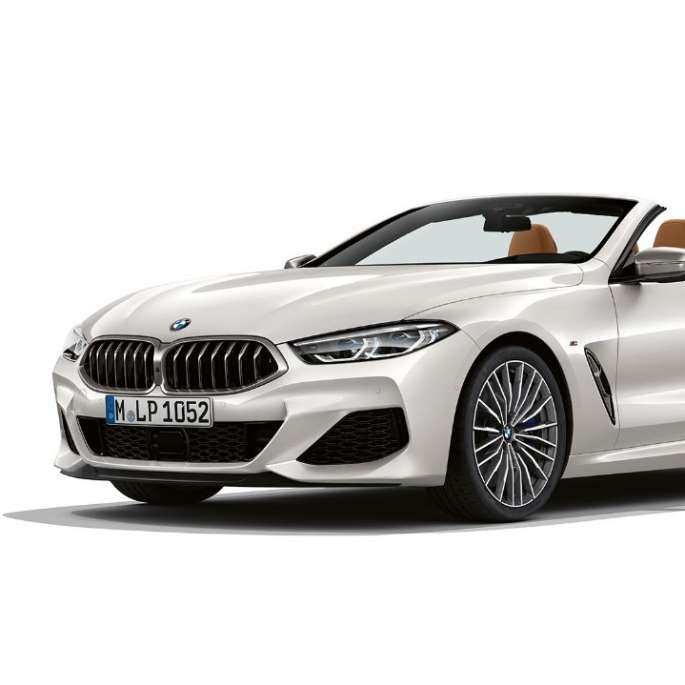 BMW M850i xDrive, Mineral White metallic, three-quarter view front.
