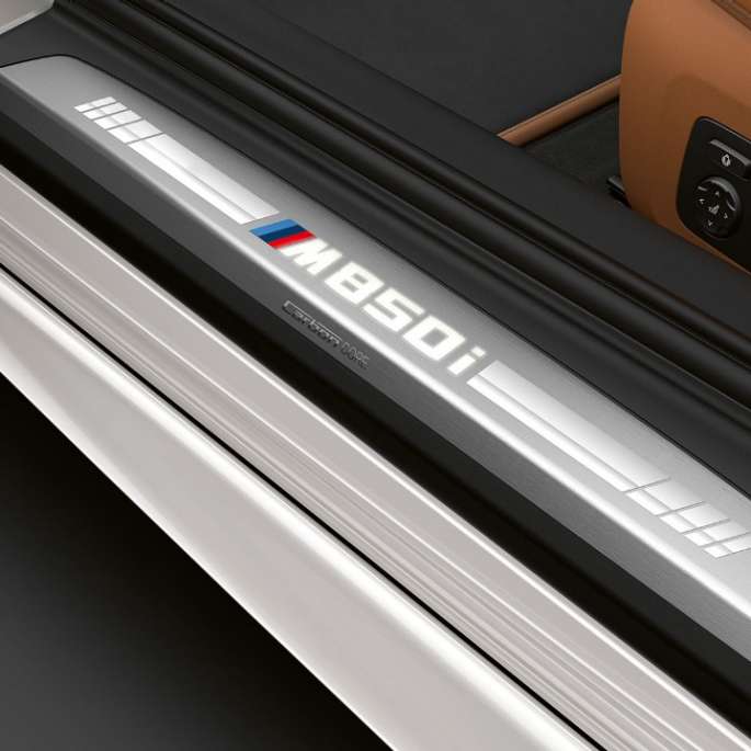 BMW M850i xDrive, Mineral White metallic, entry door sill.