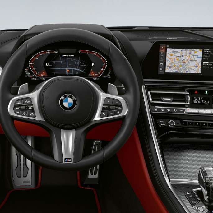BMW M850i xDrive, Carbon Black metallic, Cockpit with M leather steering wheel.