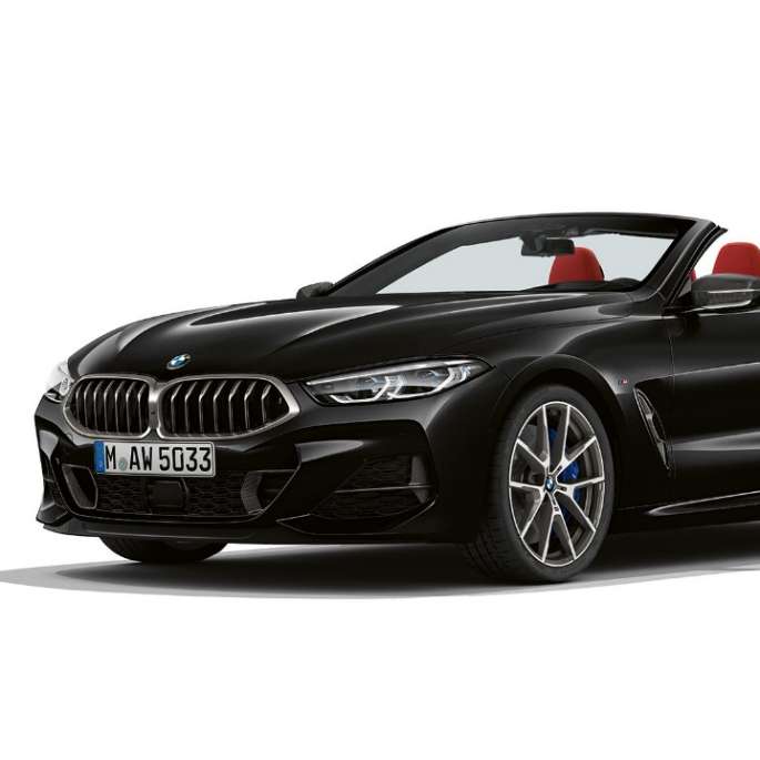 BMW M850i xDrive, Carbon Black metallic, three-quarter view front.