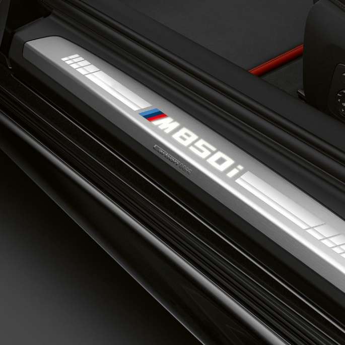 BMW M850i xDrive, Carbon Black metallic, entry door sill.