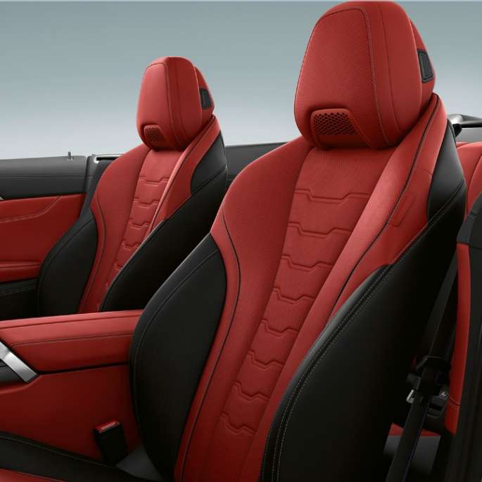BMW M850i xDrive, Carbon Black metallic, BMW Individual extended leather upholstery in Merino Fiona Red/Black.