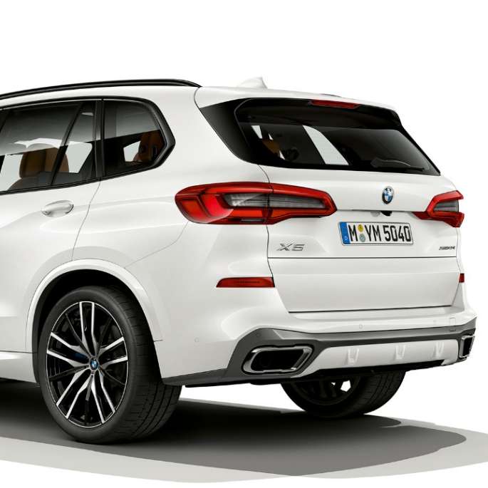 Model M Sport BMW X5 xDrive40i G05 2018 Mineral White metallic three-quarter rear view