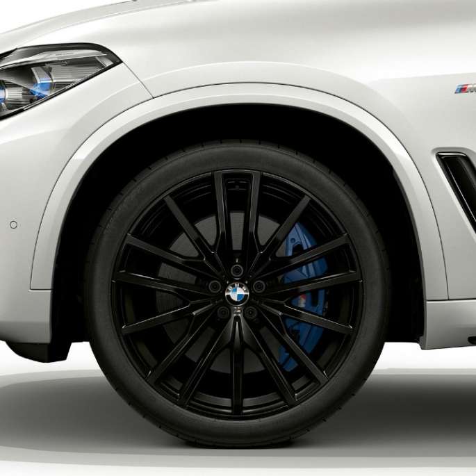 Model M Sport BMW X5 xDrive40i G05 2018 Mineral White metallic lateral front with rim