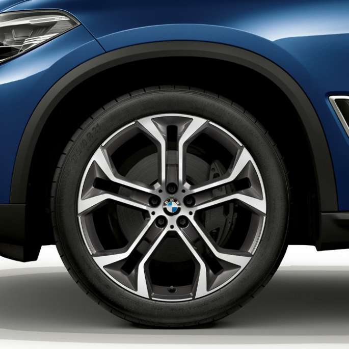 Model xLine BMW X5 xDrive40i G05 2018 Phytonic Blue metallic lateral front with rim