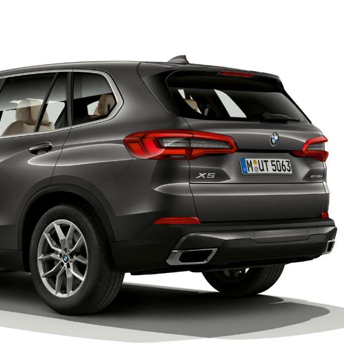 Basic model BMW X5 xDrive30d G05 2018 Sophisto Grey Brilliant Effect metallic three-quarter rear view