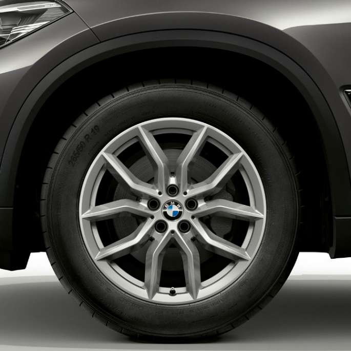 Basic model BMW X5 xDrive30d G05 2018 Sophisto Grey Brilliant Effect metallic lateral front with rim