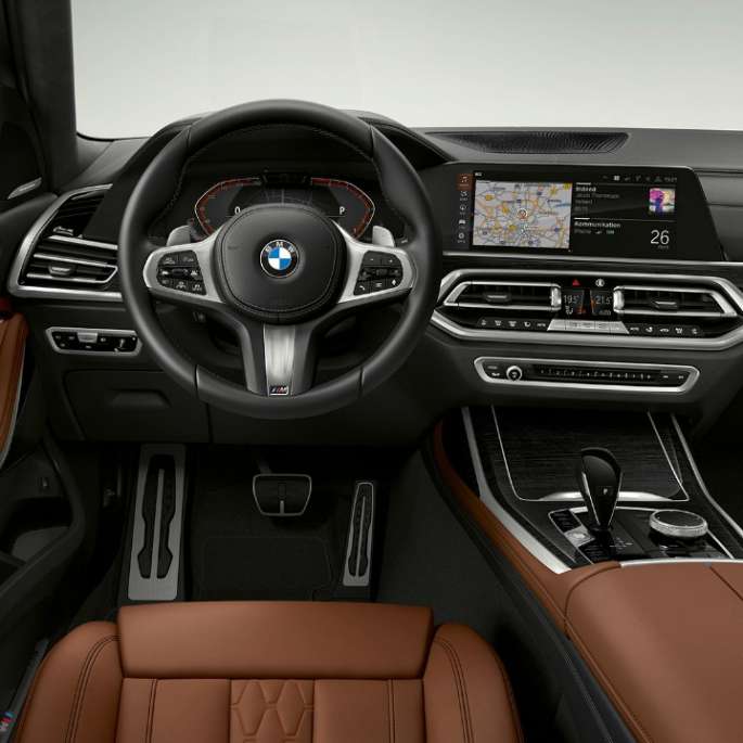 Side view of the BMW X7 with BMW Individual X7 xDrive40i features