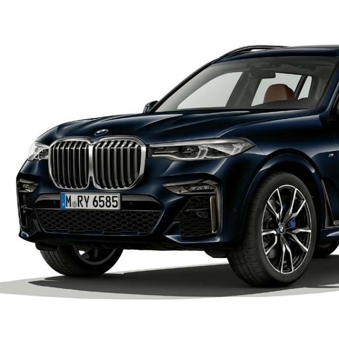 Studio shot of the BMW X7 three-quarter front view as BMW Individual X7 xDrive40i