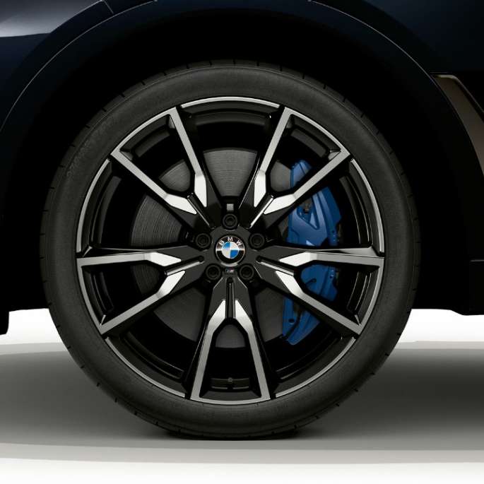 Close-up of the light alloy wheel of the BMW X7 with BMW Individual X7 xDrive40i features
