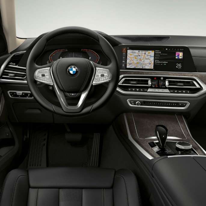 Frontal close-up of the driver's cockpit of the BMW X7