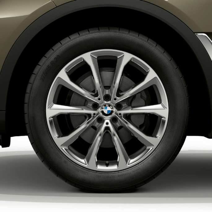 Close-up of the light alloy wheel of the BMW X7